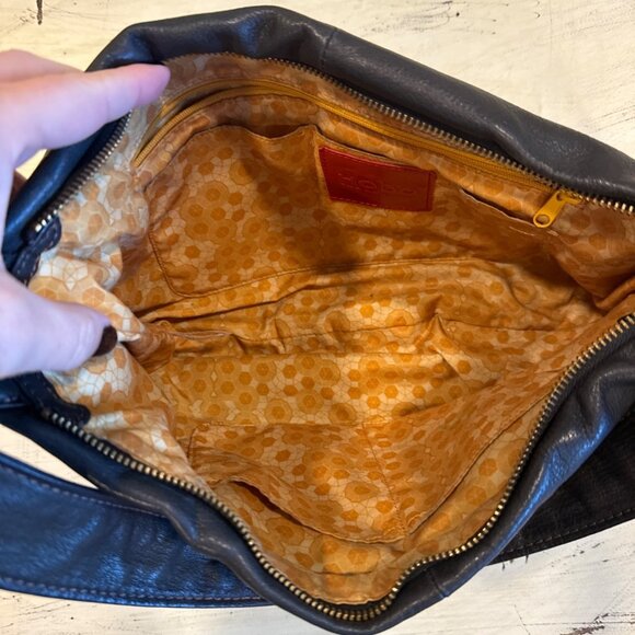 Hobo The Original Black Leather Shoulder Bag With Zip Closure & Printed Interior - Picture 5 of 9